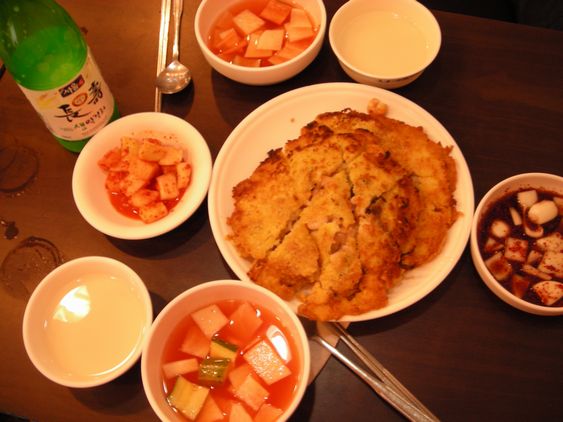 韓国人はマッコリを水でも飲むかのようにフツーに昼間から飲む