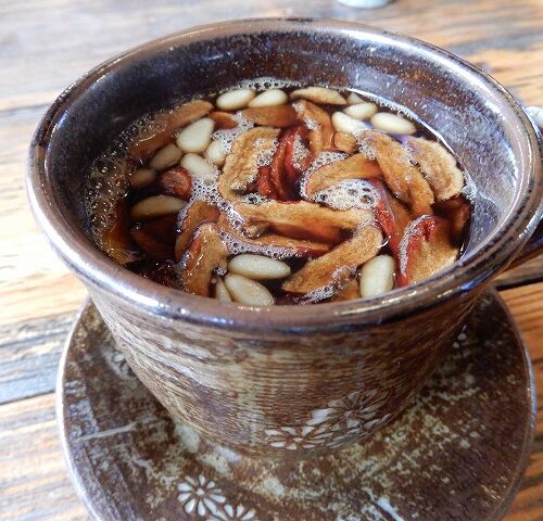 仁寺洞の伝統茶カフェ「사람과나무（サラムグァナム）」でサンファ茶